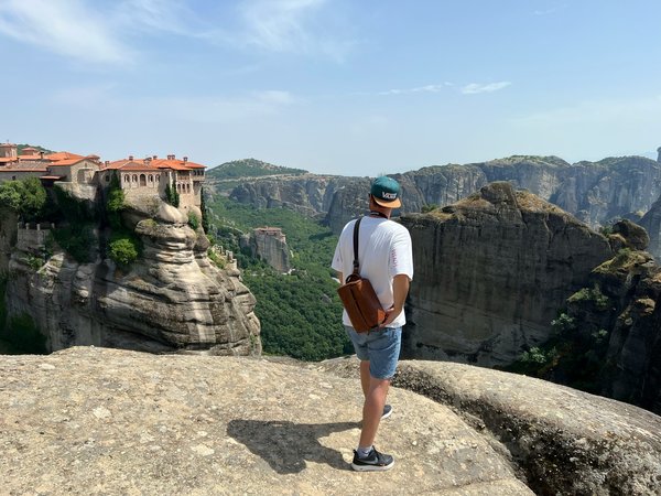 Comment organiser une visite des monastères perchés dans les montagnes de Grèce ?